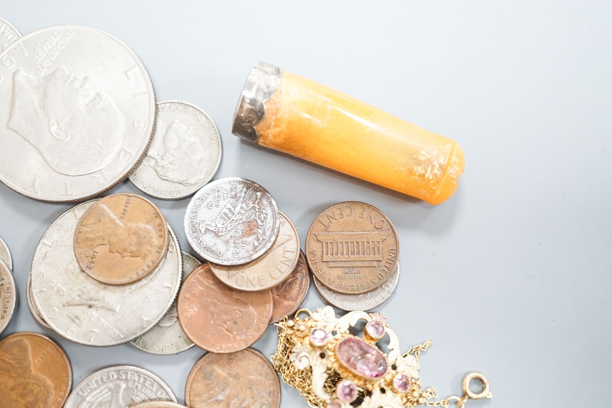 A 19th century two colour yellow metal and pink topaz set brooch, 30mm, an amber cigarette holder, gilt metal chain and a group of assorted coinage and bank notes.